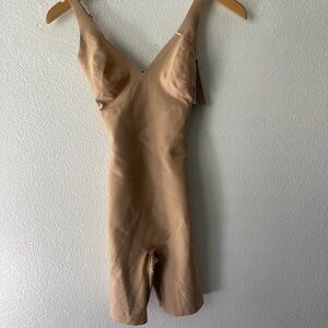 SKIMS Body Unlined Plunge Mid Thigh Bodysuit Sz Small Clay Tan BD-ONS-7121W
